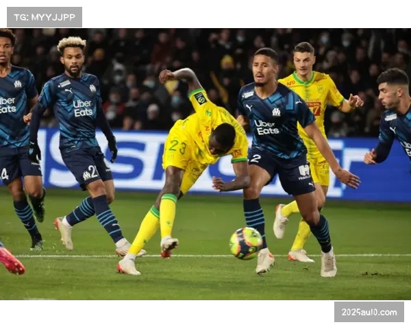 特写镜头：洛里昂前锋一次精彩的背身接球转身，瞬间完成纵向突破